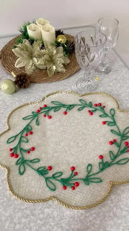 Lugar americano navideño de malla color crema con borde dorado y bordado verde