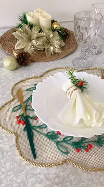 Mantel individual navideño de malla con bordado de ramas verdes y borde dorado