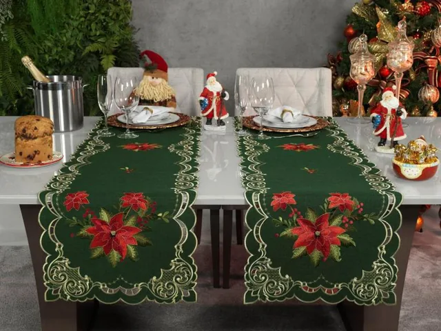 Caminho de mesa navideño verde con flores de pascua bordadas en rojo