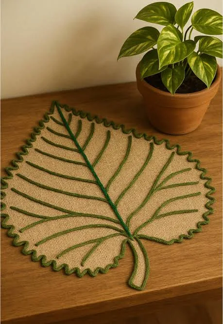 Mantel individual con forma de hoja en yute natural con nervaduras verdes